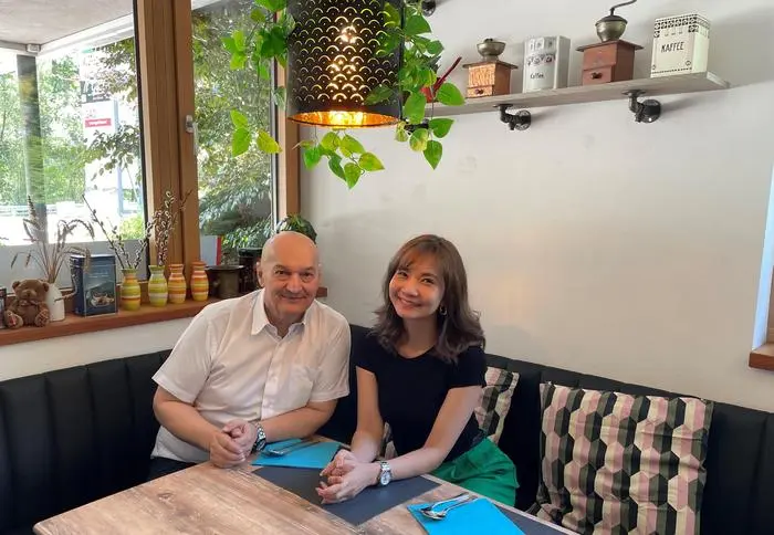 Klaus Rauter mit seiner Frau Jinchutha Sumongkol