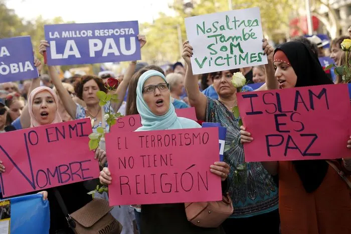 Miriam Hatibi, Repräsentantin der muslimischen Stiftung Ibn Battutta, sowie die bekannte katalanische Schauspielerin Rosa Maria Sarda riefen zur Einheit gegen den Terror und für das friedliche Zusammenleben auf. Zahlreiche Demonstranten trugen Plakate mit Aufschriften wie "Islam ist Frieden. Wir sind Muslime, keine Terroristen" oder "Keine Chance der Islamophobie".
