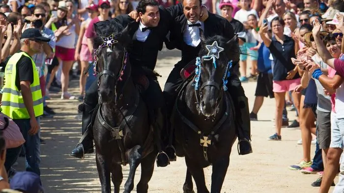 Auf Mallorcas Nachbarinsel Menorca steht an diesem Wochenende alles im Zeichen der Pferde. Anlass sind die Sant Juan-Feierlichkeiten. Über 30.000 Besucher reisen jährlich zu dem Spektakel auf die kleine Baleareninsel.