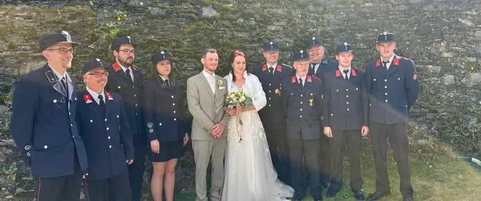 Die Feuerwehr Glanegg stand nach der kirchlichen Trauung Spalier