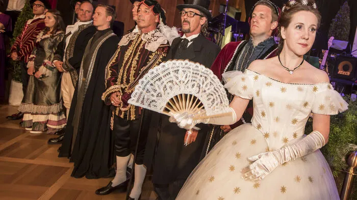Zurück ins 16. Jahrhundert hieß es bei der Eröffnungszeremonie des Klagenfurter Stadtballs im Konzerthaus - angelehnt an die kaiserliche Schenkung der Kärntner Landstände. Gefeiert hat das 500-Jahr-Jubiläum der Stadt am Ball auch "Kaiserin Sisi" (Sabine Elisabeth Rossegger).