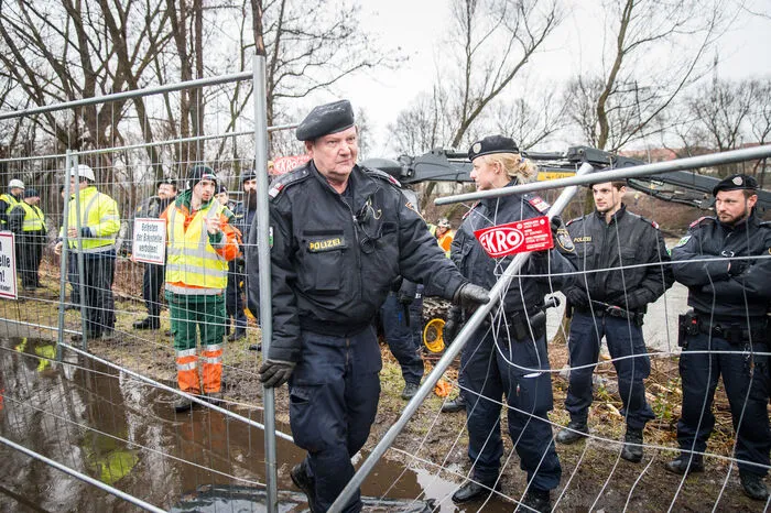 Polizisten beobachteten die Rodungen ...
