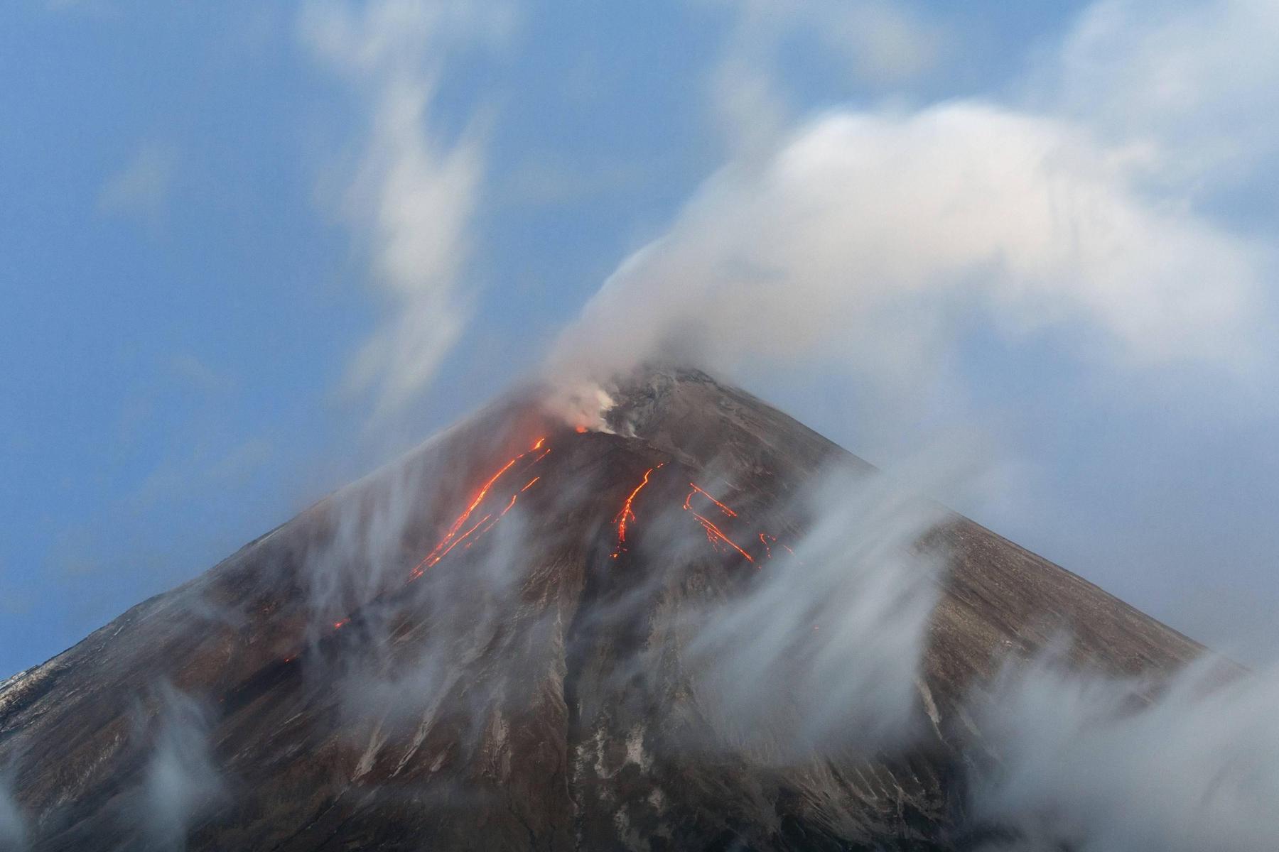 Fünf-Meter-Tsunami trifft russische Halbinsel Kamtschatka - Vulkan ausgebrochen