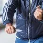 Der Räuber bedrohte die Frau mit einem Messer