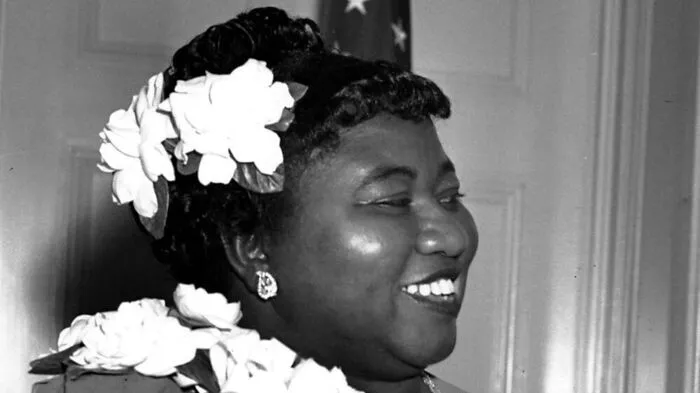 Hattie McDaniel erhielt 1940 als erste dunkelhäutige Darstellerin den Oscar für die beste Nebenrolle in "Vom Winde verweht". Bei der Übergabe sagte sie gerührt ins Mikro: "Ich hoffe zutiefst, dass ich immer eine Quelle der Ehre für meine Rasse und die Filmindustrie sein werde."