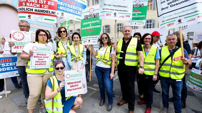Horst Schachner, Vorsitzender des ÖGB Steiermark, und Kollegen nahmen an der Kundgebung teil.