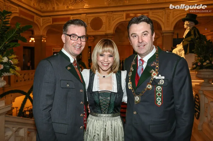 Entzückend war auch der Stargast des Abends: Großbauer Michael Kohlroser und Zoagabauer Klaus Weikhard mit der Moderatorin und Schlagersängerin Francine Jordi.