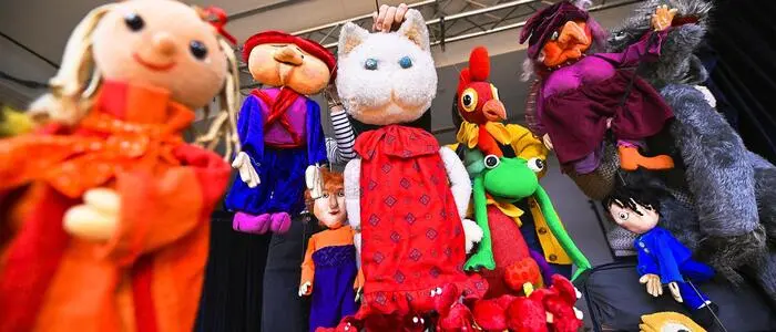 Muca Copatarica (Mitte) feiert 35 Jahre Puppentheater in Klagenfurt