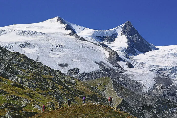 Eiskalt ist das Wasser der Isel, aber selbst im Sommerlau, verglichen mit den Temperaturen auf einem der größten Gletscherplateaus der Alpen. Epische Eismassen, wild pfeifender Wind – aber im Gegensatz zur Antarktis ist der Großvenediger in wenigen Stunden zu Fuß zu erwandern.