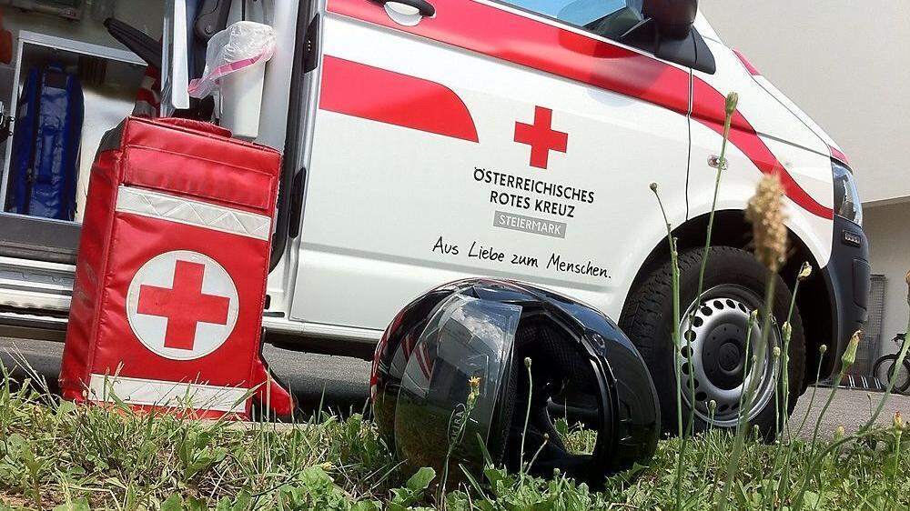 Das Rote Kreuz versorgte den verletzten Motorradfahrer