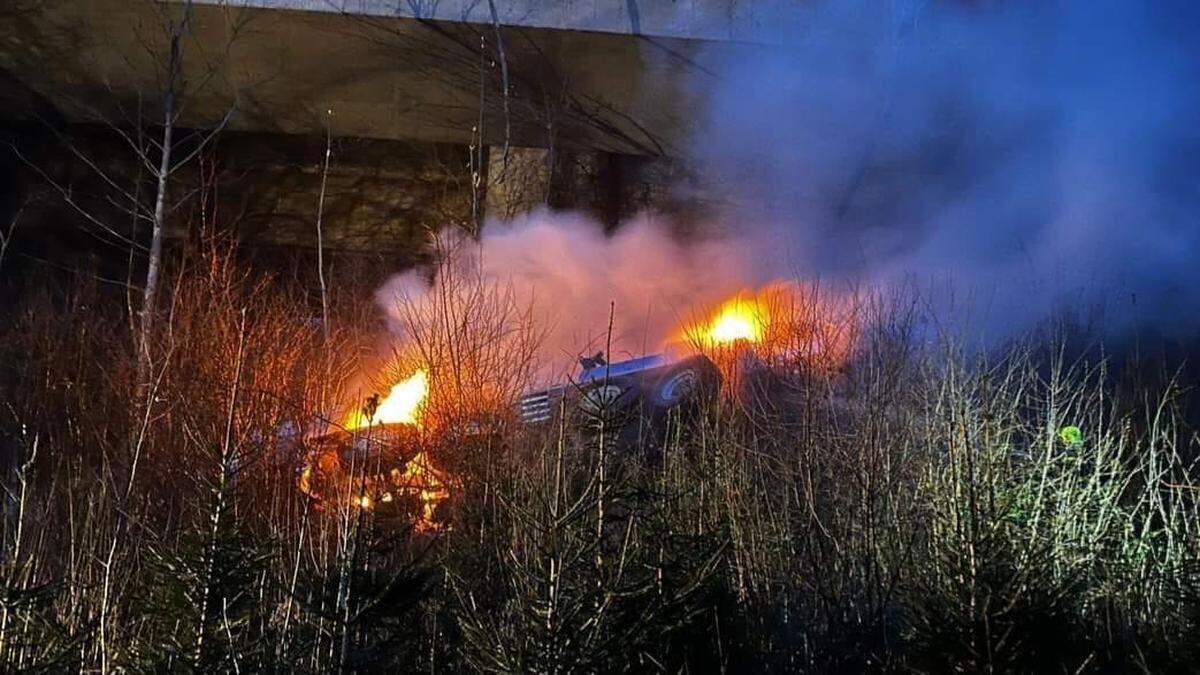 Der Lkw ging nach dem Absturz in Flammen auf