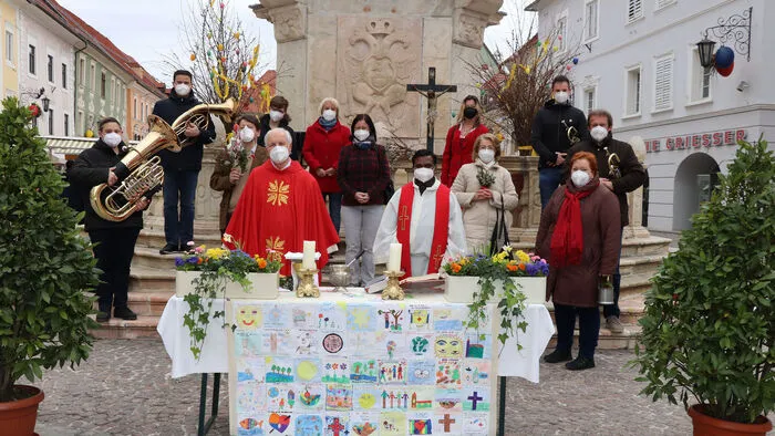 Alle TeilnehmertInnen am Gottesdienst und Segnung der Palmzweige am Hauptplatz in St. Veit/Glan.