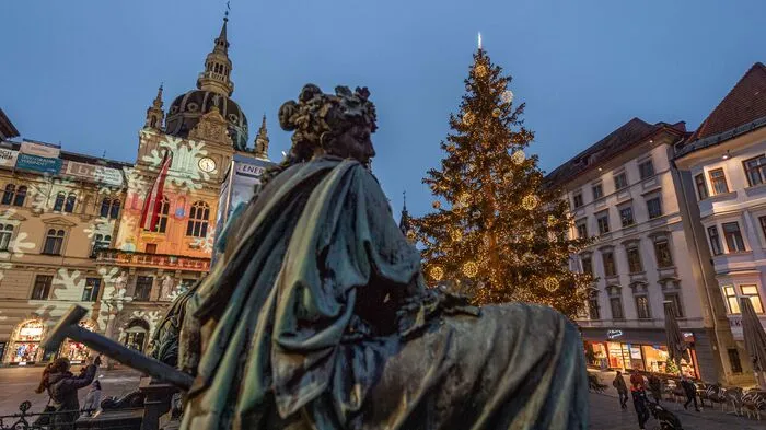 Der Christbaum in Graz wurde am Samstag illuminiert