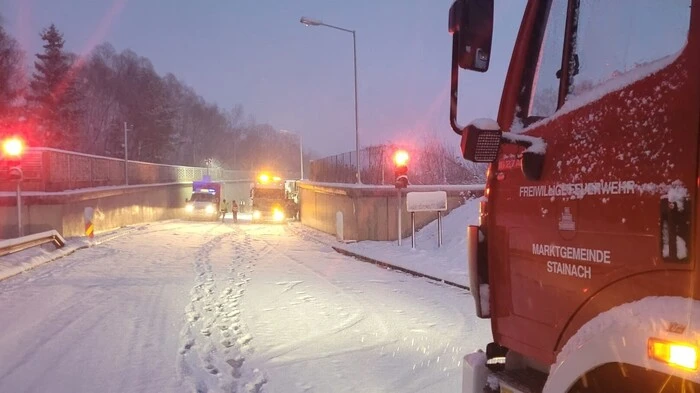 Auf der B 320 in der Wanne Stainach stießen in der Früh zwei Lkw zusammen, einer musste von der Feuerwehr geborgen werden