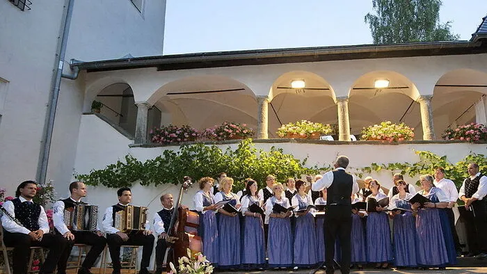 Das Schloss Bach gibt dem Konzert ein besonderes Ambiente 