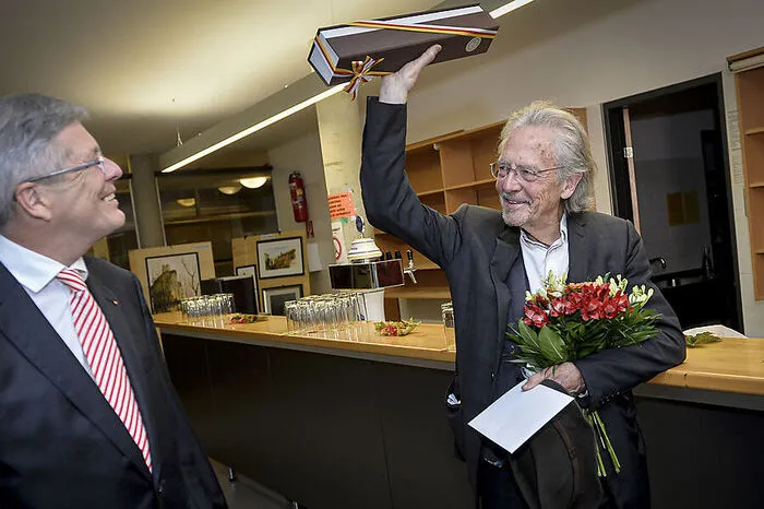 Handke freut sich über das Geschenk des Landes Kärnten, eine Pfeffermühle