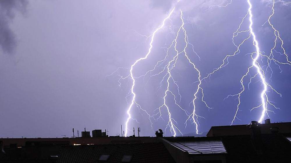 Der Blitz schlug ins Dach des Einfamilienhauses ein (Sujetbild)