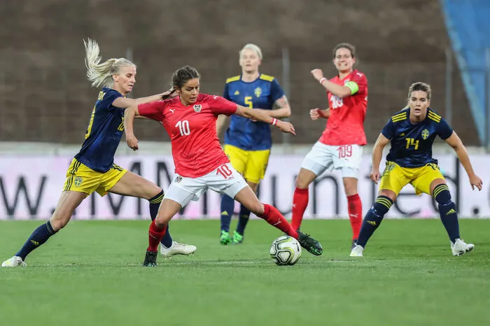 Die Stürmerin mit bisher 53 Länderspieltoren hat die Elf von Dominik Thalhammer in ihrem 109. Match als Kapitänin anführt und spielte bis zur 25. Minute. Dann folgte der emotionale Abschied.