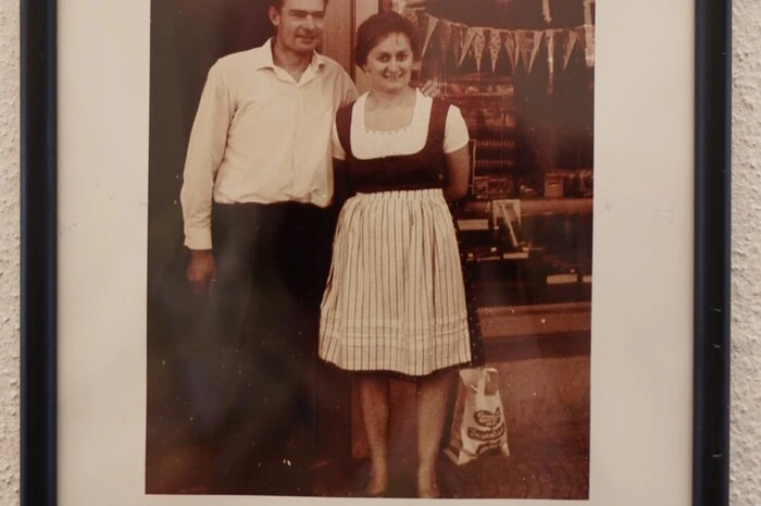 Das Bild von Rosina Perauer bei der Eröffnung ihrer Buchhandlung anno dazumal bekamen Korina und Andreas Steiner zur Neueröffnung geschenkt