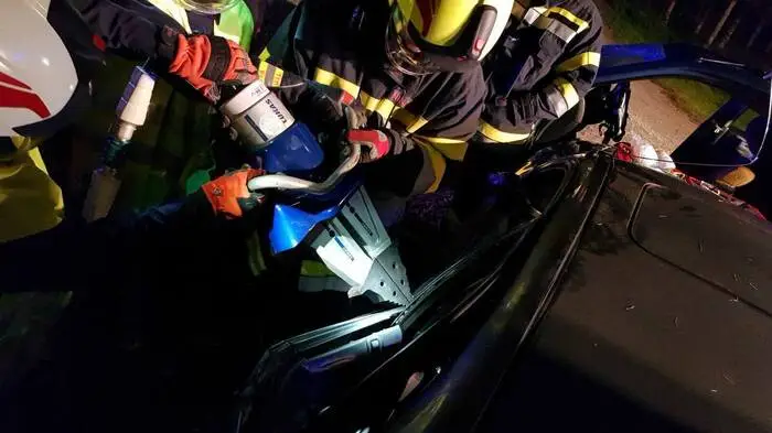  Kürzlich trafen sich 14 Jugendliche der Feuerwehren Ettendorf, Rossegg und Stainz mit ihren Betreuern im Rüsthaus der Feuerwehr Rossegg, um die diesjährige Nachtübung abzuhalten.