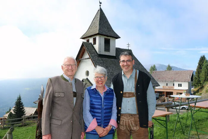 Am Foto von Links: Ingo Huber (Förderer und Unterstützer der Bergkapelle), Christine Windisch (Obfrau) und  Helmut Martin (Obmann Stvr.).