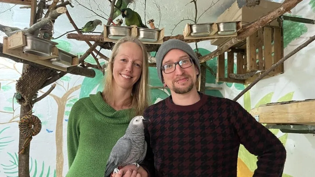 Deborah Groß und Dominique Bezard haben nicht nur einen Vogel, sondern gleich  acht Papageien, einer davon ist Jack