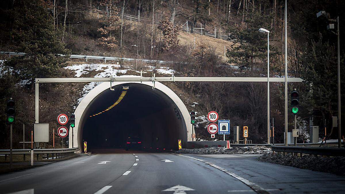 Im generalsanierten Oswaldibergtunnel werden die Betriebs- und Sicherheitseinrichtungen getestet