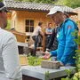 Wanderlehrer und Bienenwirtschaftsmeister Bauernfeind im Gespräch mit einem Imkerkollegen