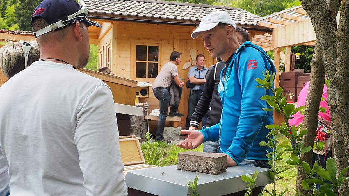 Wanderlehrer und Bienenwirtschaftsmeister Bauernfeind im Gespräch mit einem Imkerkollegen