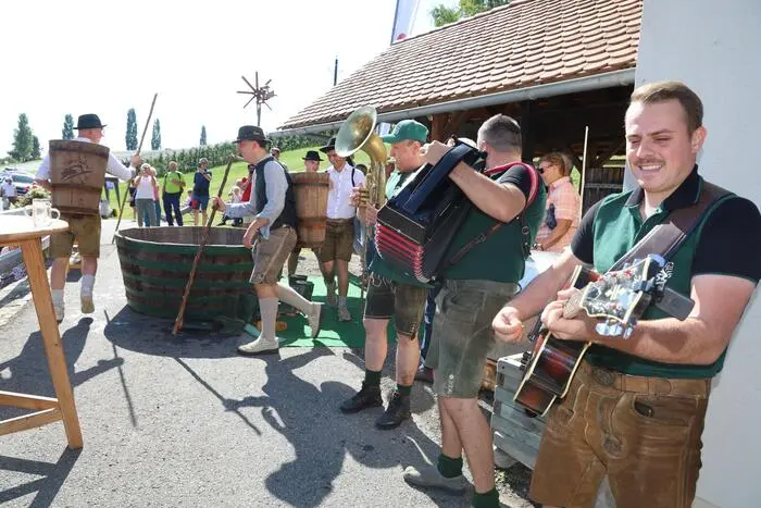 Bei diesem Pressfest wird das Ortszentrum, und keine Kelleranlage, zum Festplatz.