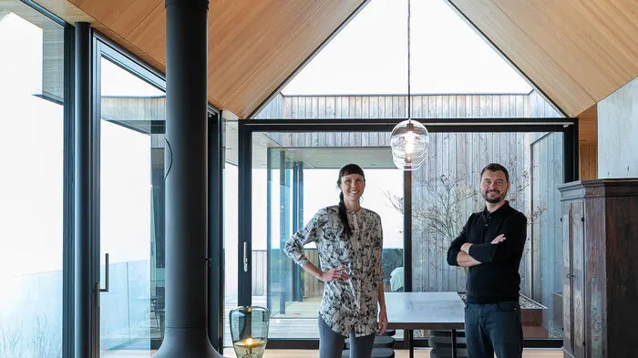Als Niedrigenergiehaus planten Katrin Fürnschußund Stefan Ohler ihr Zuhause auf rund 200 m2. Herzstück des Wohnraums in der obersten von drei Ebenen ist der Gyrofocus, ein frei hängender, drehbarer Kamin.