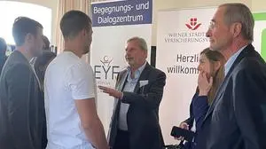 "Peace-Days" in Neumarkt: Die Teilnehmerinnen und Teilnehmer im Gespräch mit EU-Kommissar Johannes Hahn und Christoph Leitl, Präsident des Europäischen Jugendforums Neumarkt