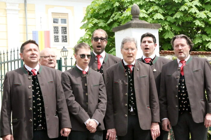 Anlässlich des Sängerfestes lud der Klangkörper unter Obmann Mathias Sabitzer und Chorleiter Karl Pöcher in den Gastgarten des Gasthofes Krainer in Straßburg. 
