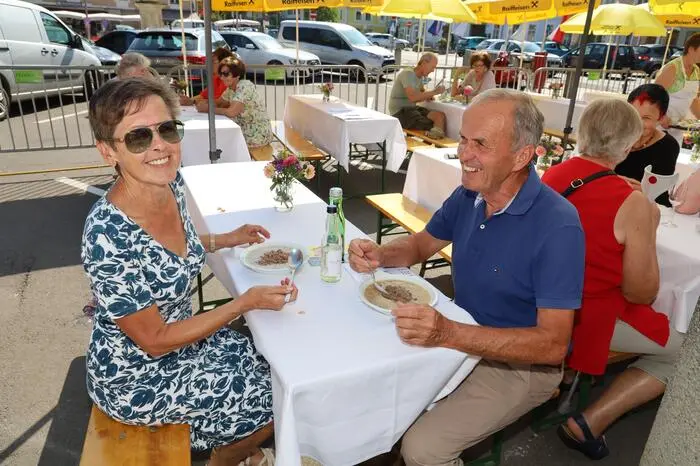 Die zahlreichen Gäste hatten sichtlich Freude an den kulinarischen Genüssen