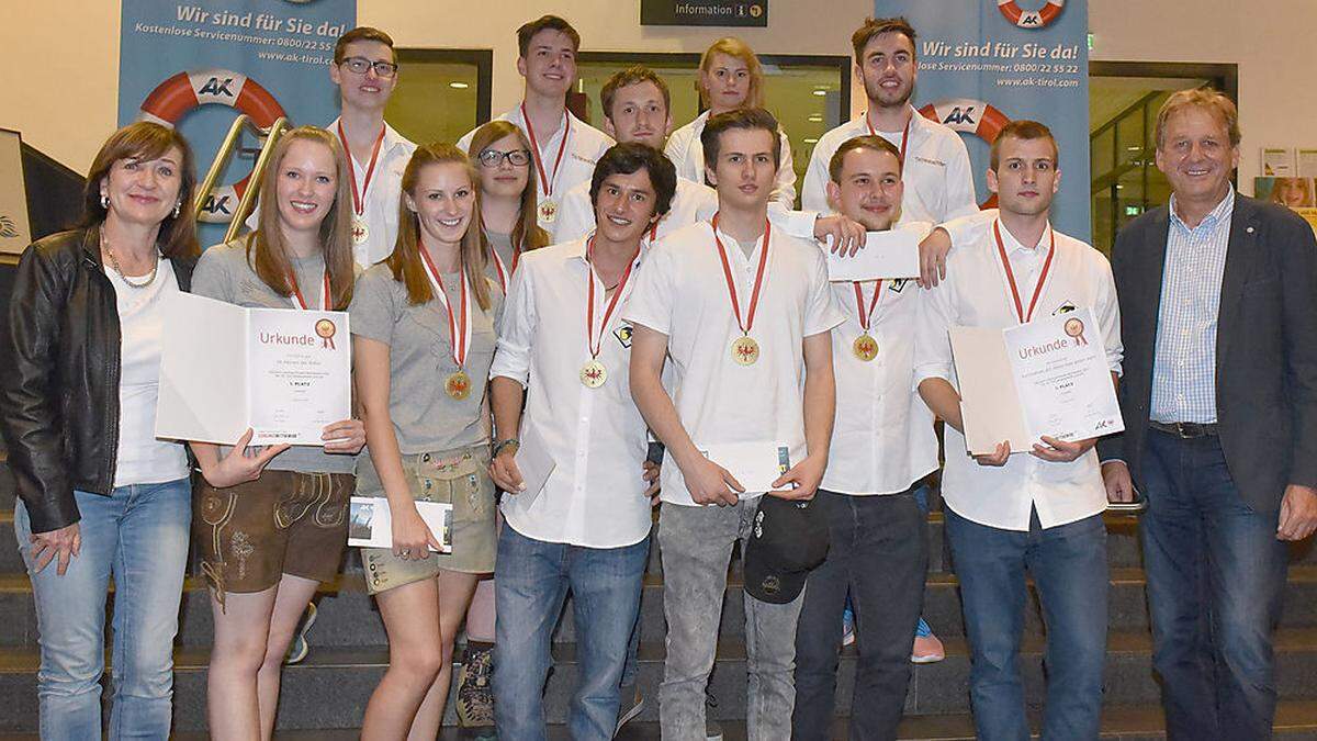 Die Mädels der Berufsschule Lienz mit den weiteren Siegern sowie Palfrader und Erwin Zangerl, Präsident der AK