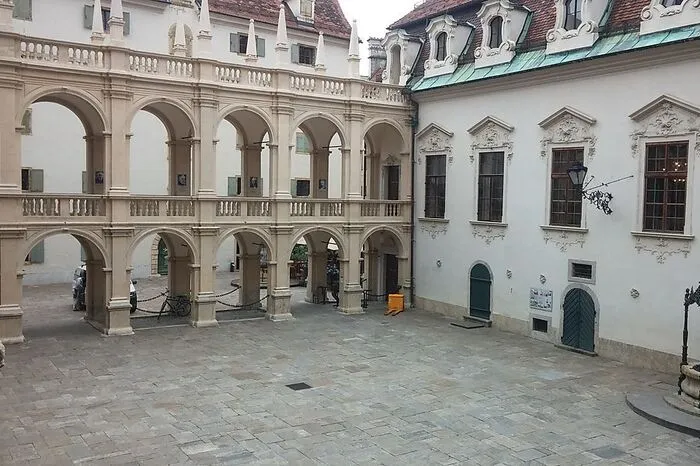 ... ehe die Grazer und Steirer den historischen Wert dieses Innenhofes zu schätzen wussten. Heute ziehen Eiskrippe und Co. Touristen in Scharen an. Der Plan, dort eine Tiefgarage zu errichten, brachte 1972 die Bewegung "Rettet die Altstadt" in Gang und mündete letztlich im Altstadtschutzgesetz.