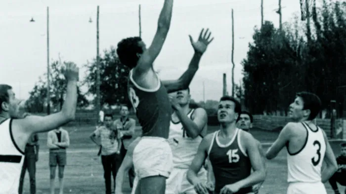 Die Basketballsektion wurde 1957 gegründet. Hier wurde anfangs im Freien gespielt.
