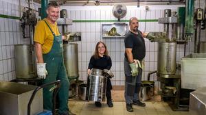 Das Ölmühlen-Team bei der Arbeit.