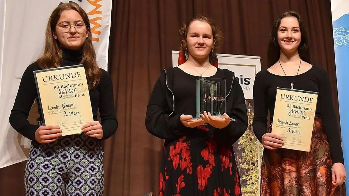 Die Siegerinnen des diesjährigen Bachmann-Junior-Literaturpreises: (v.l.) Lourdes Glaeser (2. Platz), Rebecca Maria Milke (1. Platz) und Hannah Lenger (3. Platz)