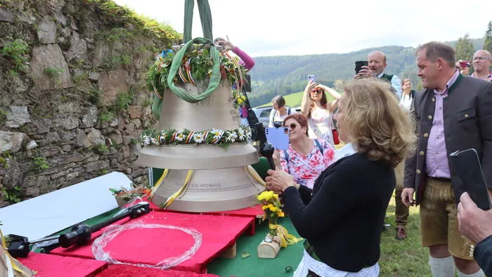 Veronika Liebhart durfte die von ihrer Spende angeschafften Glocke gleich selbst erklingen lassen.