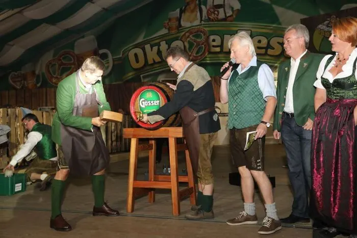 Am Donnerstag wurde es das zünftige Fest mit dem feierlichen Bieranstich eröffnet.
