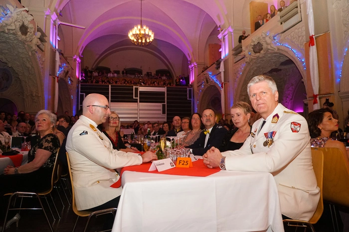 Nicht nur die Gala-Uniformen des Bundesheeres waren tonangebend ...
