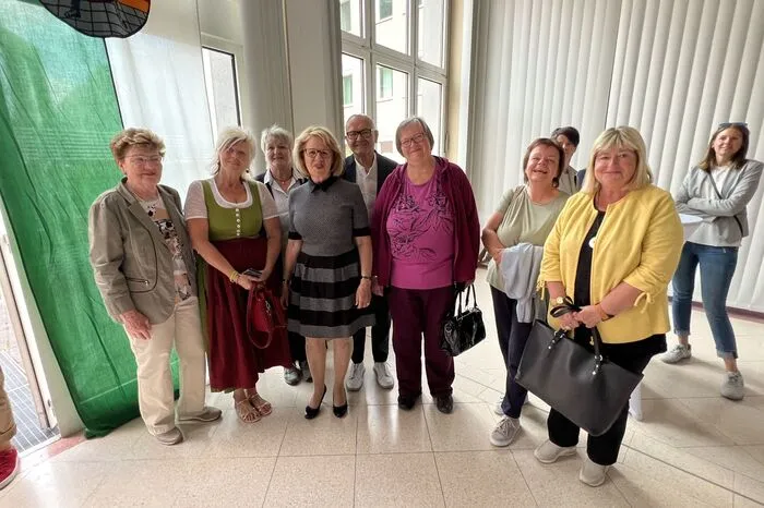 Schülerinnen und Schüler der ersten Stunde mit ihrer Lehrerin Edda Gröger (l.)
