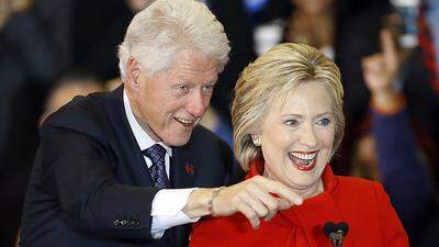 Hillary Clinton mit ihrem Gatten Bill in Iowa 