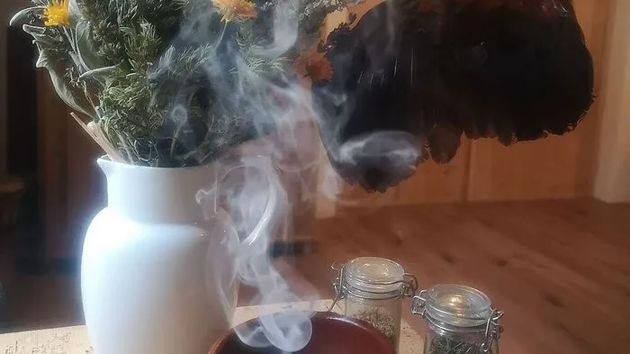 Karin Halbfurter räuchert mit dem, was sie in der Natur findet 