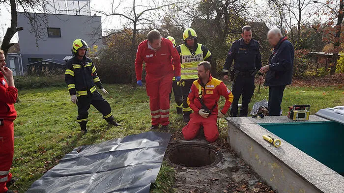 In diesen engen Schacht neben dem Swimming Pool war die Frau hineingefallen