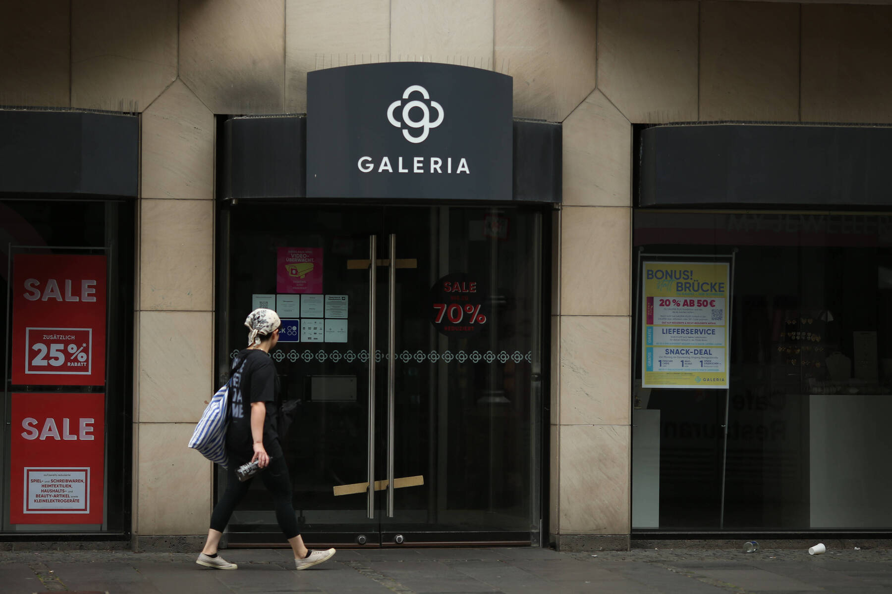 Warenhauskette : Kahlschlag? 33 Galeria-Filialen droht die SchlieĂźung