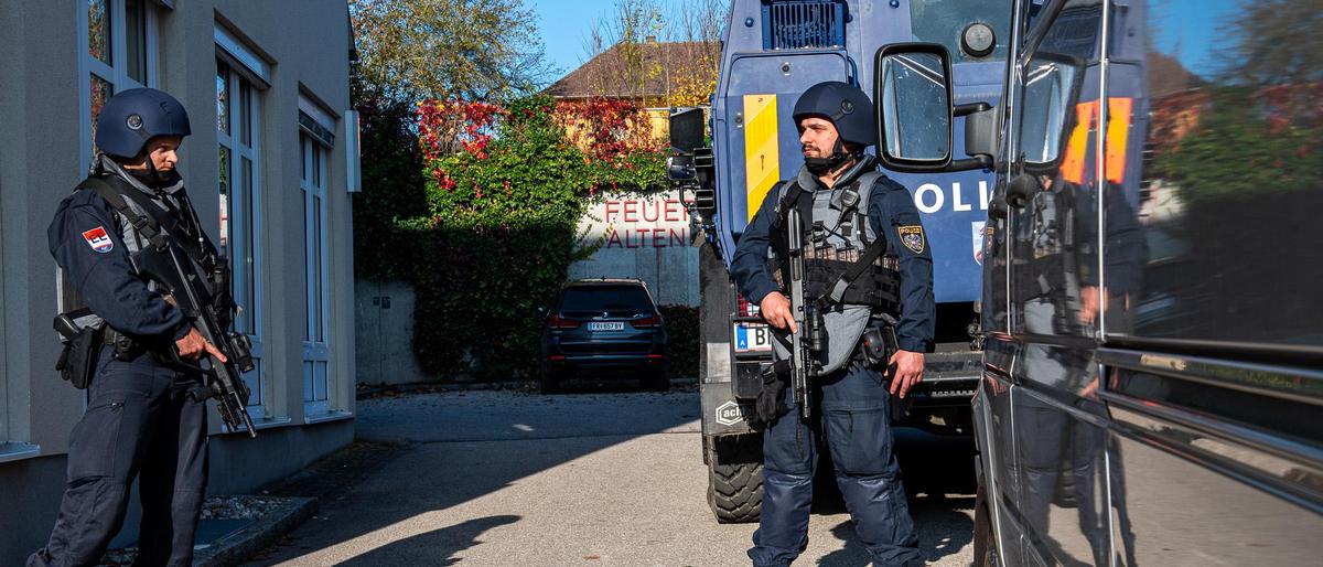 In schwerer Gefechtsausrüstung bewachen zwei Polizisten die Kommandozentrale der Exekutive in Altenfelden 