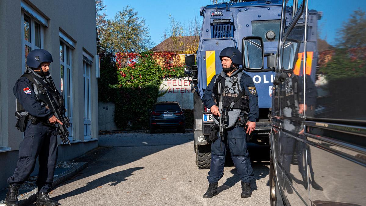 In schwerer Gefechtsausrüstung bewachen zwei Polizisten die Kommandozentrale der Exekutive in Altenfelden 