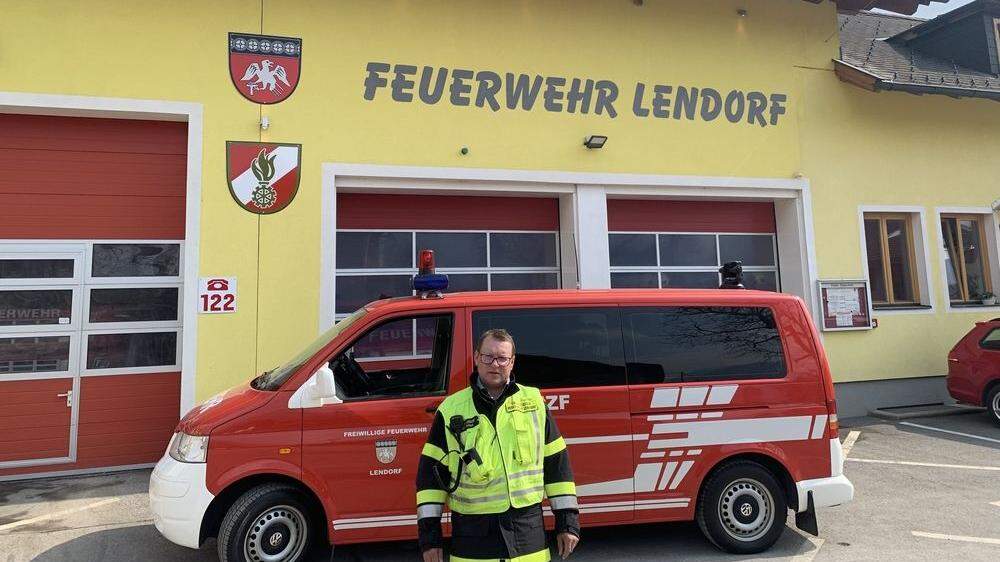 Michael Mayer vor der Feuerwehr in Lendorf...